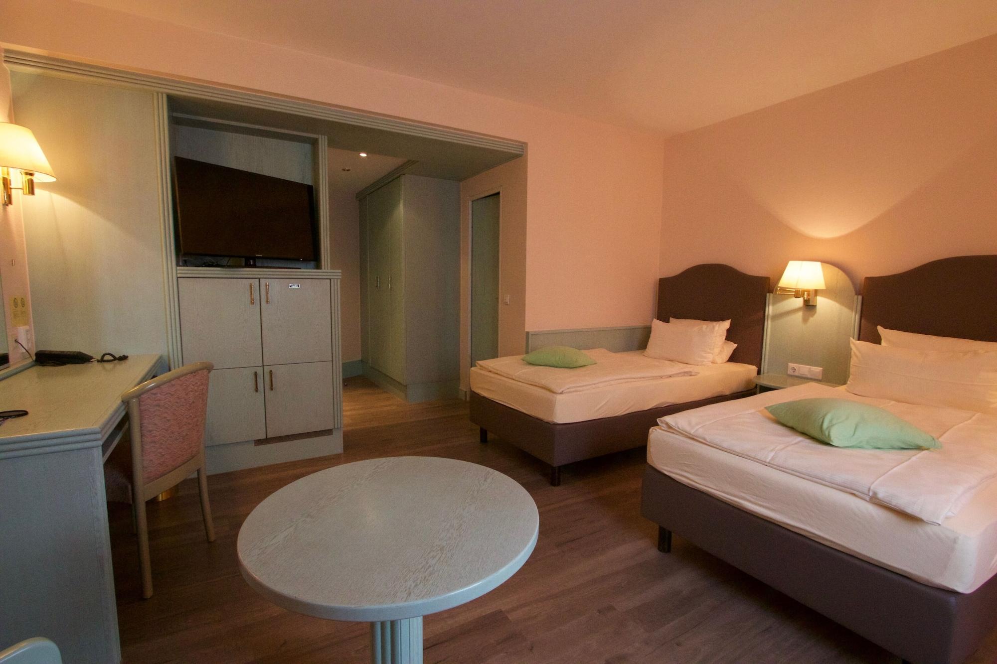 Hotel Zum Loewen Mörfelden-Walldorf Екстериор снимка