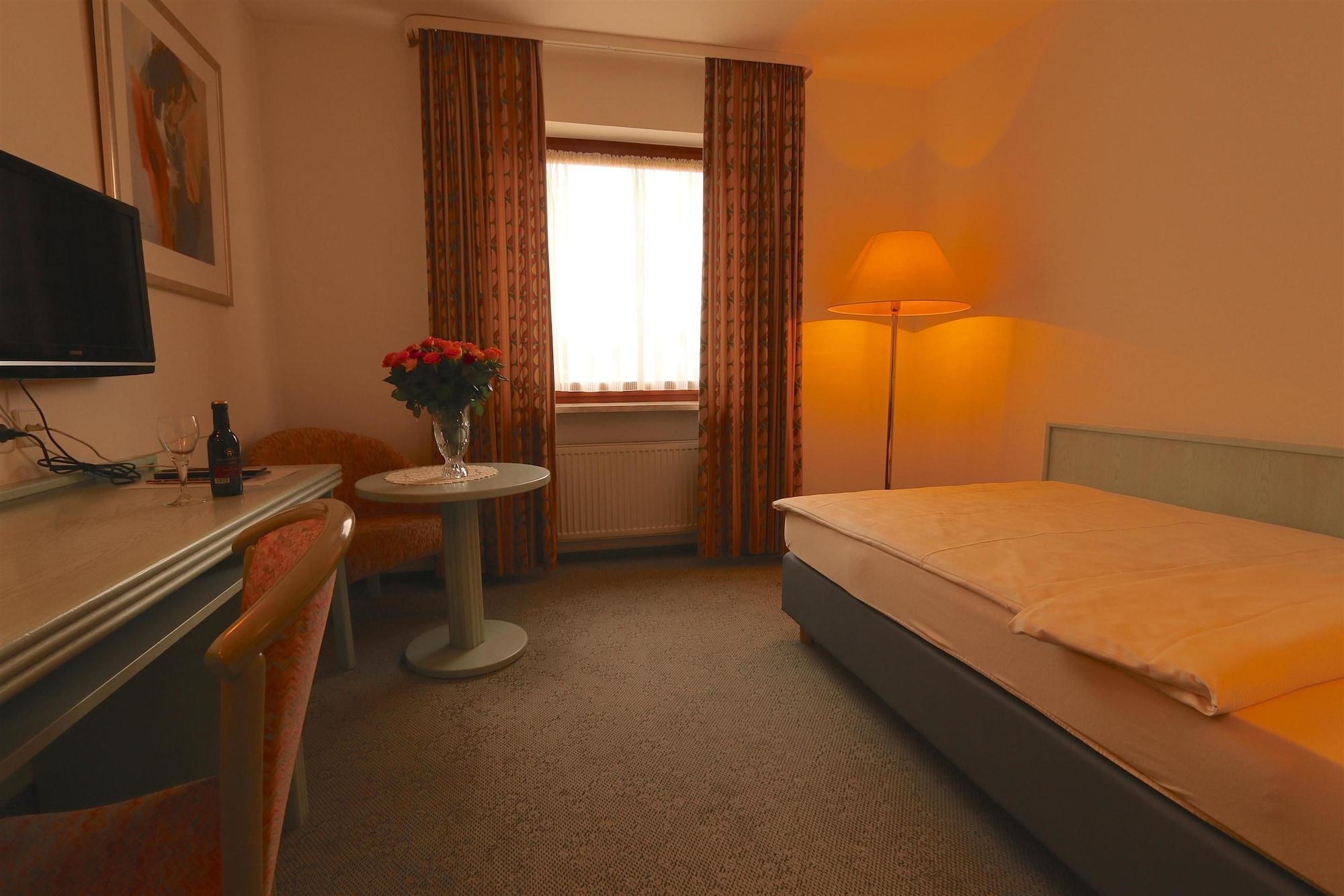 Hotel Zum Loewen Mörfelden-Walldorf Екстериор снимка
