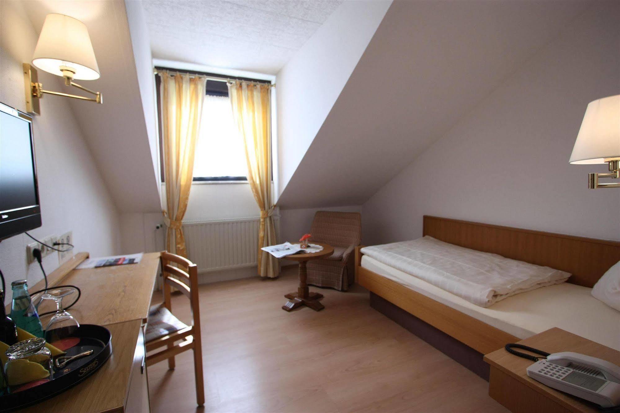 Hotel Zum Loewen Mörfelden-Walldorf Екстериор снимка